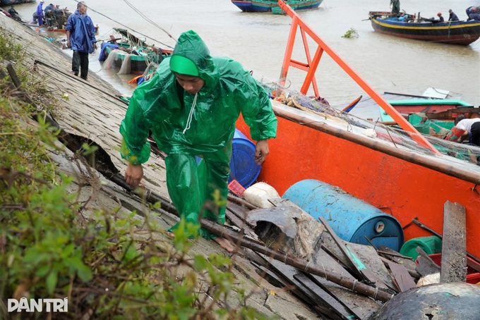 Rescue-Efforts-Underway-as-Typhoon-Bualoi-Strands-Fishermen-off-Quang-Tri-Coast